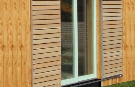 Fensterläden Holz Schienenführung